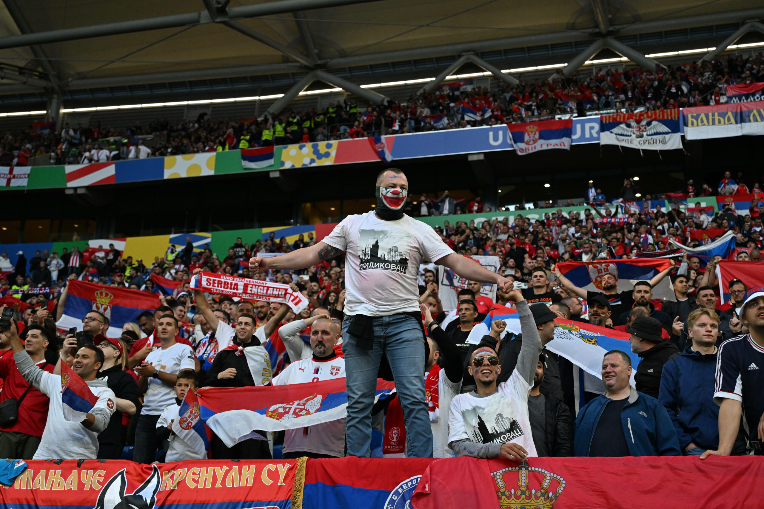 Serbien-Fans beim EM-Spiel gegen England