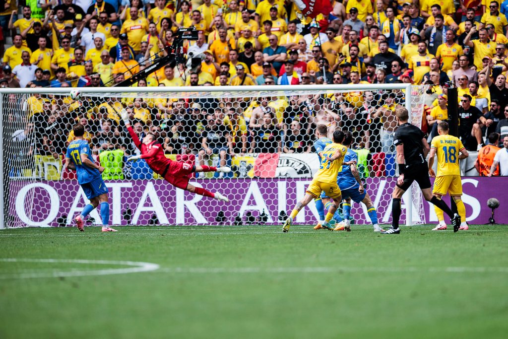 Ukraine-Torwart Lunin streckt sich beim 1:0 der Rumänen vergebens.
