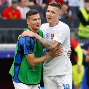 László Bénes jubelt mit Juraj Kucka
