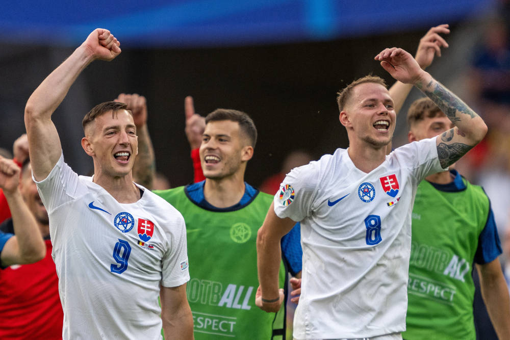 HSV-Profi László Bénes (Mitte) feierte mit der Slowakei einen überraschenden Sieg gegen Belgien.
