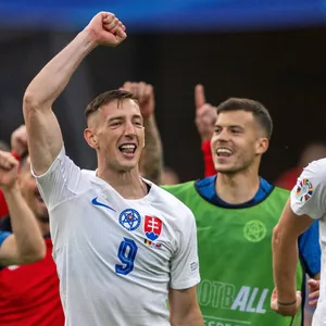 HSV-Profi László Bénes (Mitte) feierte mit der Slowakei einen überraschenden Sieg gegen Belgien.