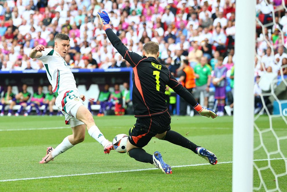 Nicht einmal eine MInute gespielt: Manuel Neuer klärt in höchster Not.