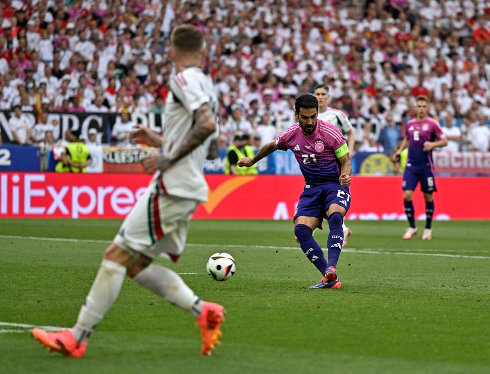 Nach traumhafter Vorlage: Ilkay Gündogan trifft mit seinem schwachen Fuß zum 2:0.