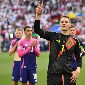 Klares Zeichen: Manuel Neuer feiert nach dem 2:0 gegen Ungarn mit dem Victory-Zeichen.