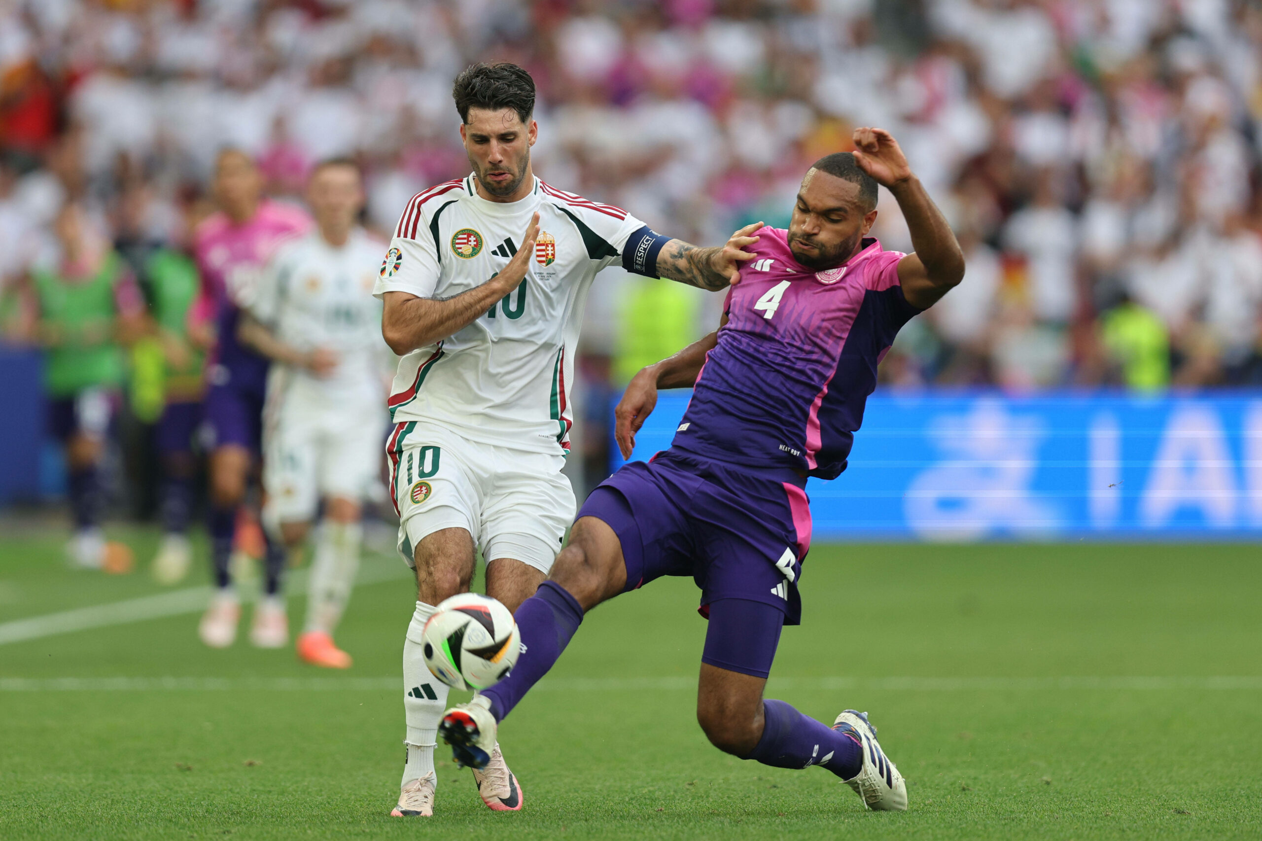 Jonathan Tah im Zweikmapf mit Ungarns Dominik Szoboszlai