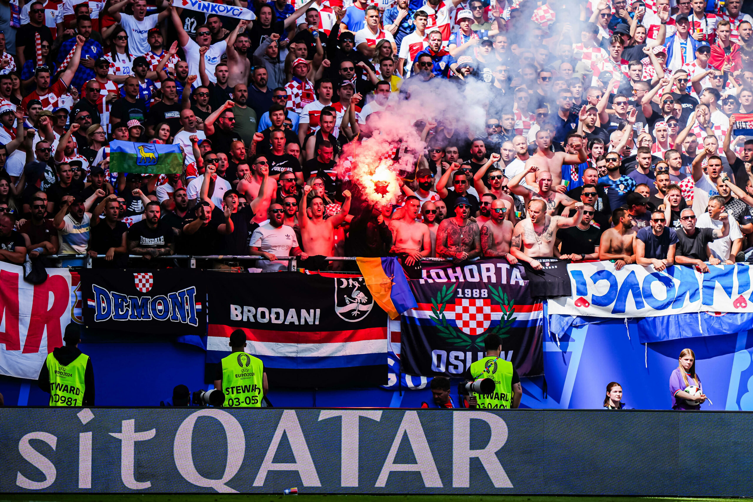 Kroatische Fans zünden Pyro