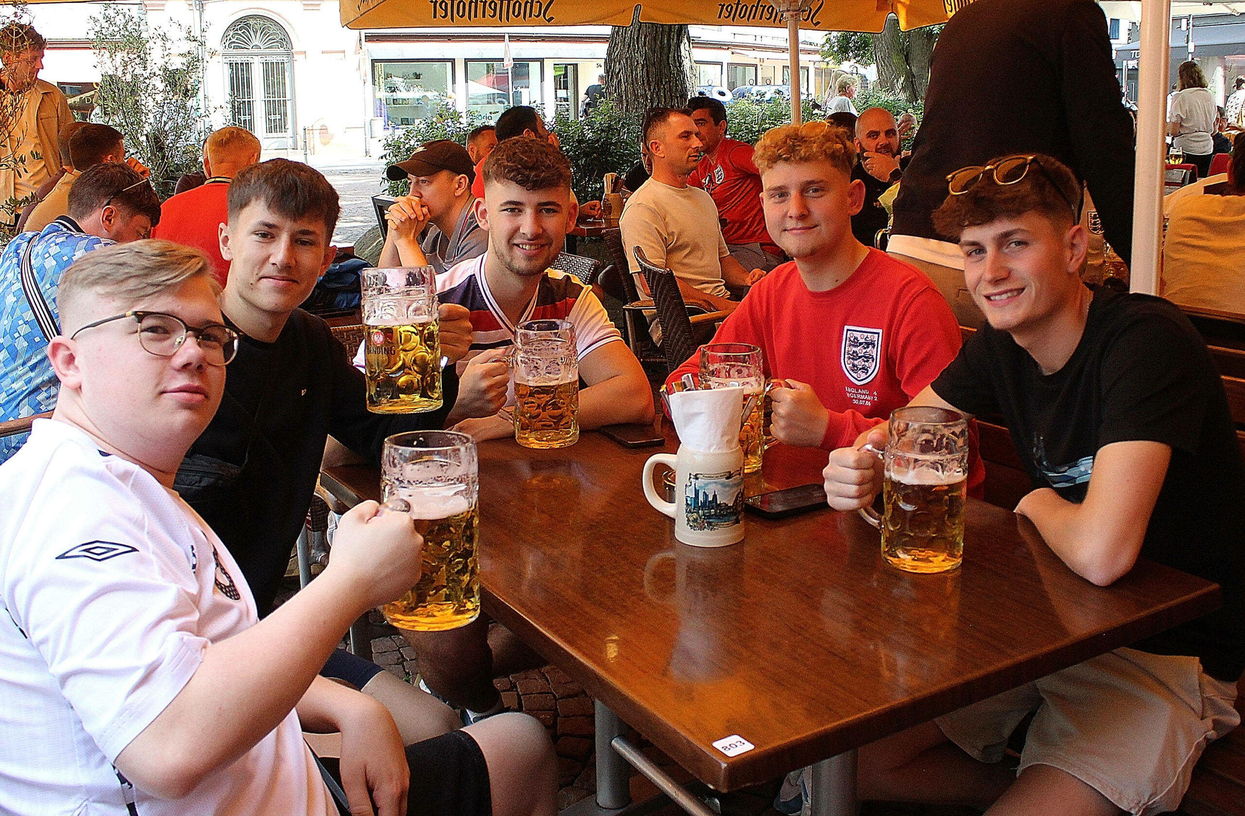 Englische Fans mit Bier in Frankfurt