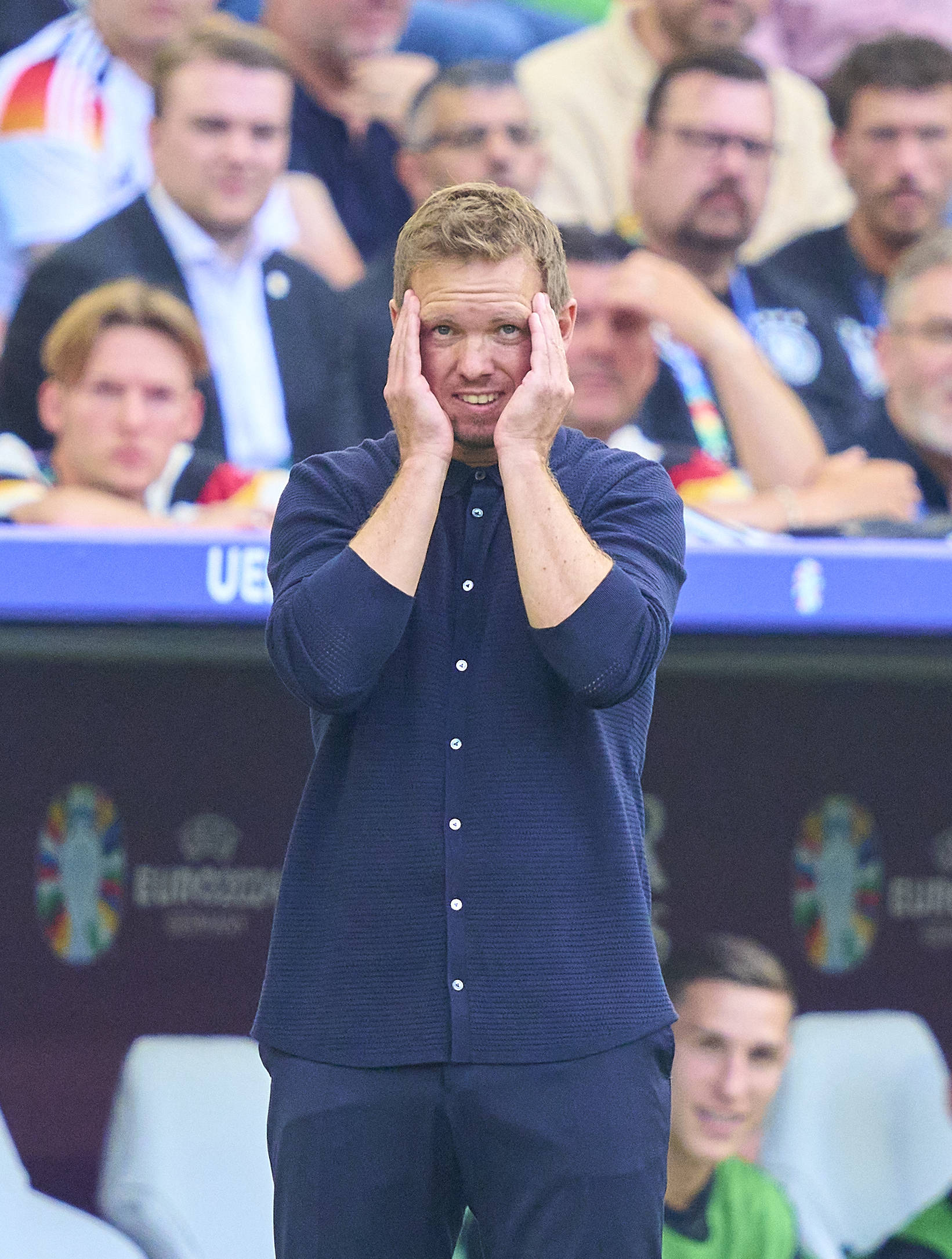 Julian Nagelsmann schlägt die Hände über dem Kopf zusammen