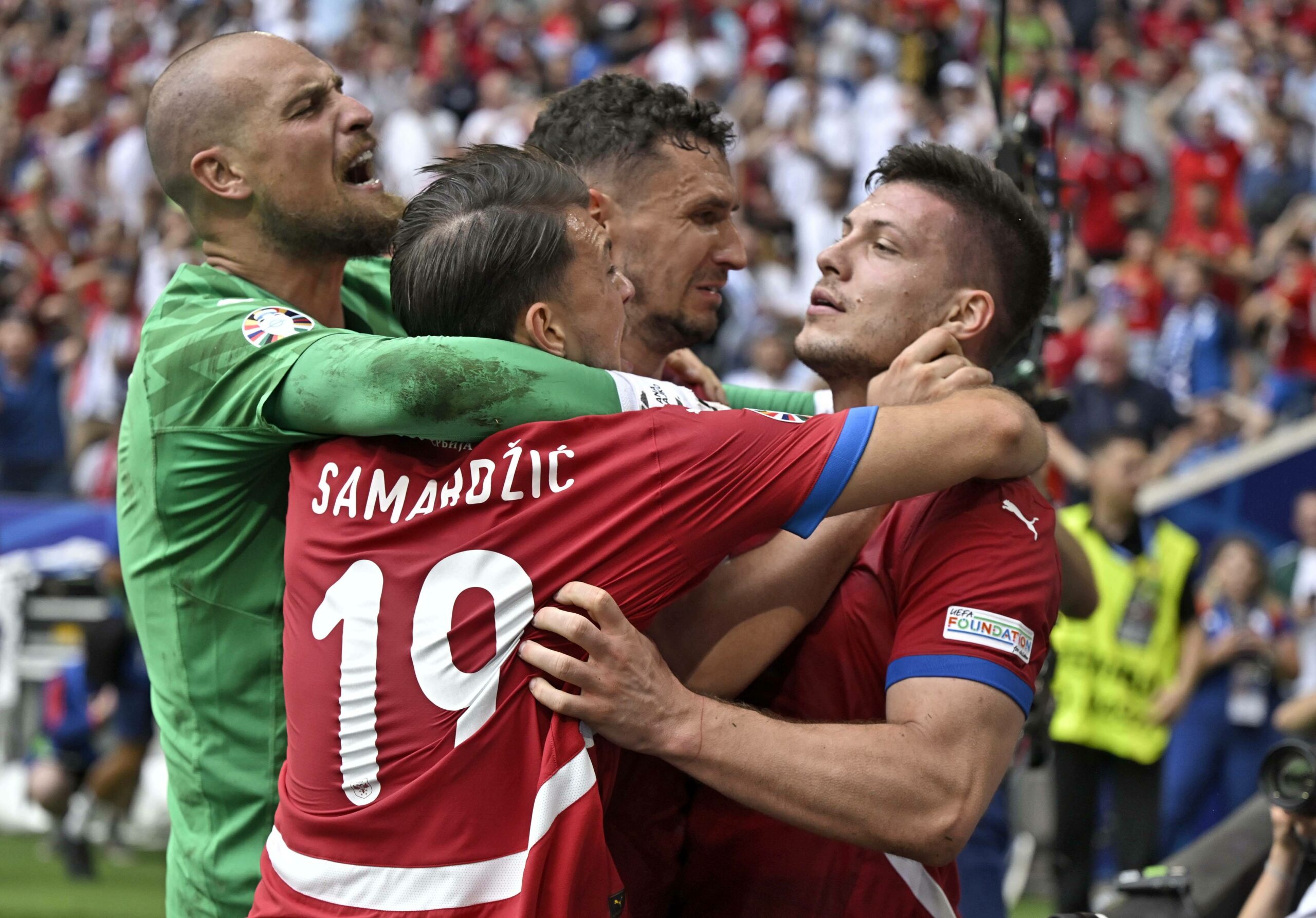 Die serbischen Spieler feiern ihren Ausgleichstorschützen Luka Jovic