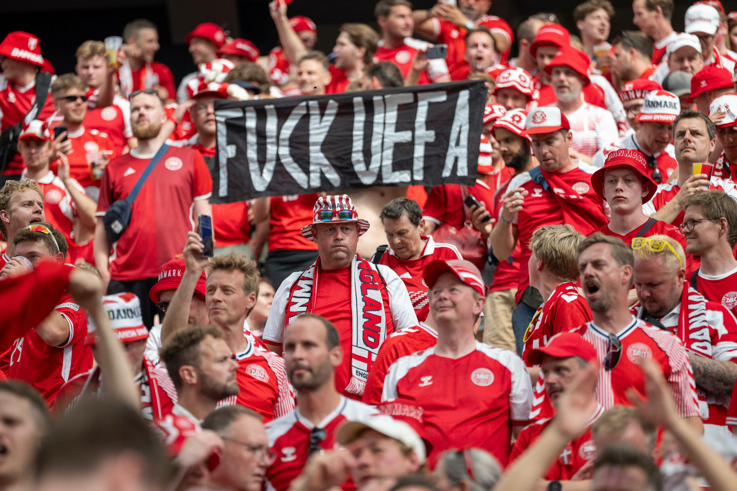 Ein Banner mit der Aufschrift FUCK UEFA im dänischen Fanblock