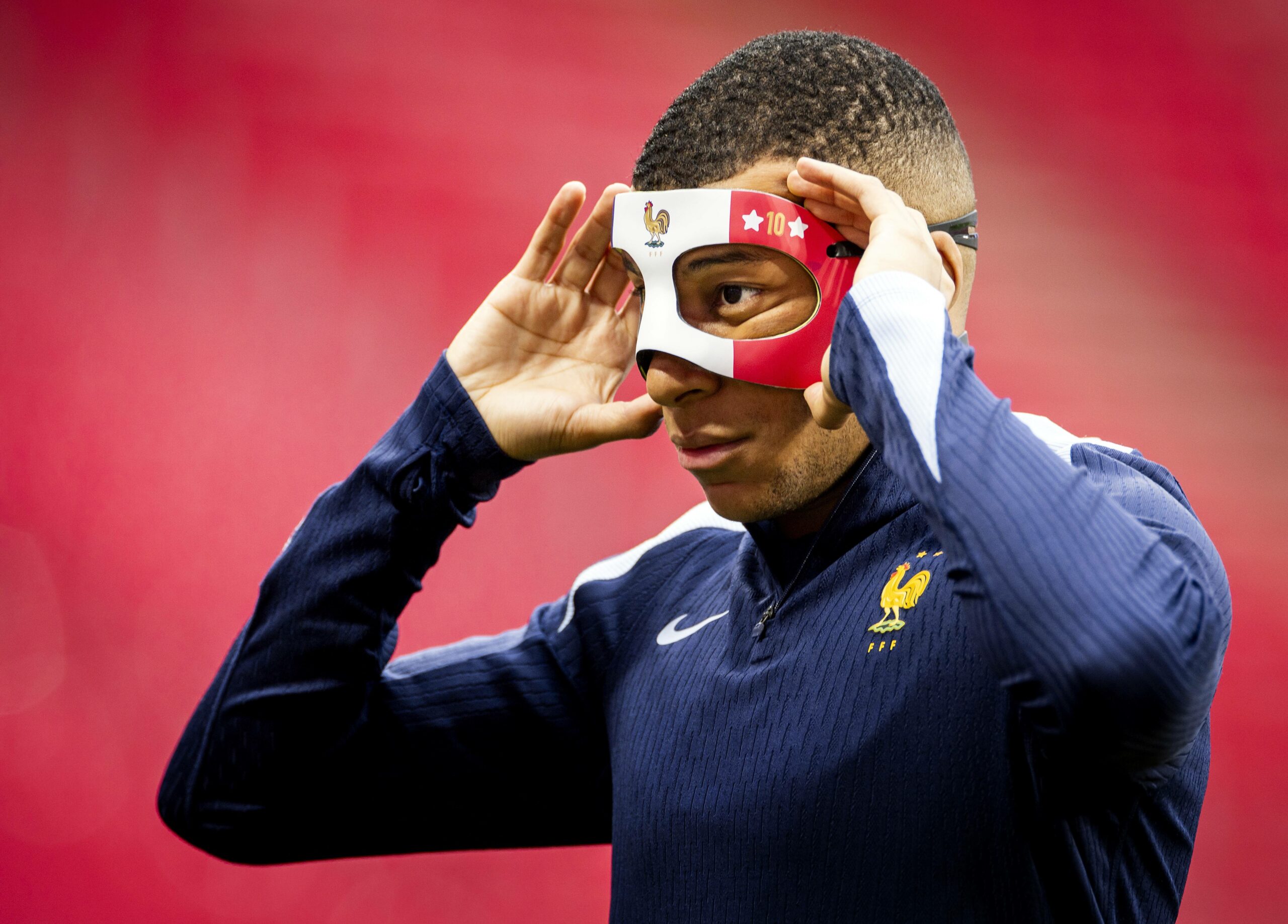 Kylian Mbappé zeigte beim Abschlusstraining der Franzosen erstmals seine Maske.