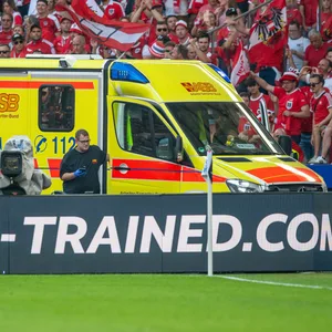 Ein Rettungswagen im Innenraum des Berliner Olympiastadions