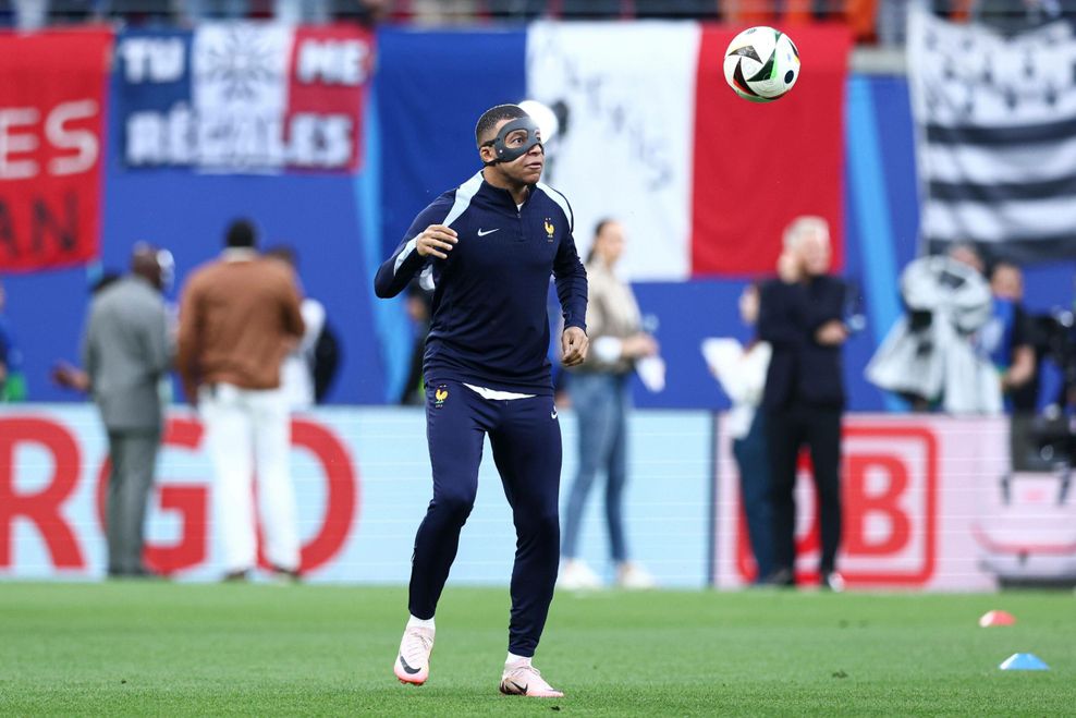 Kylian Mbappe trainiert mit Gesichtsmaske