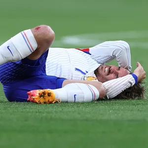 Antoine Griezmann hatte keinen einfachen Stand - auch wenn ihn der Bierbecher nicht traf.