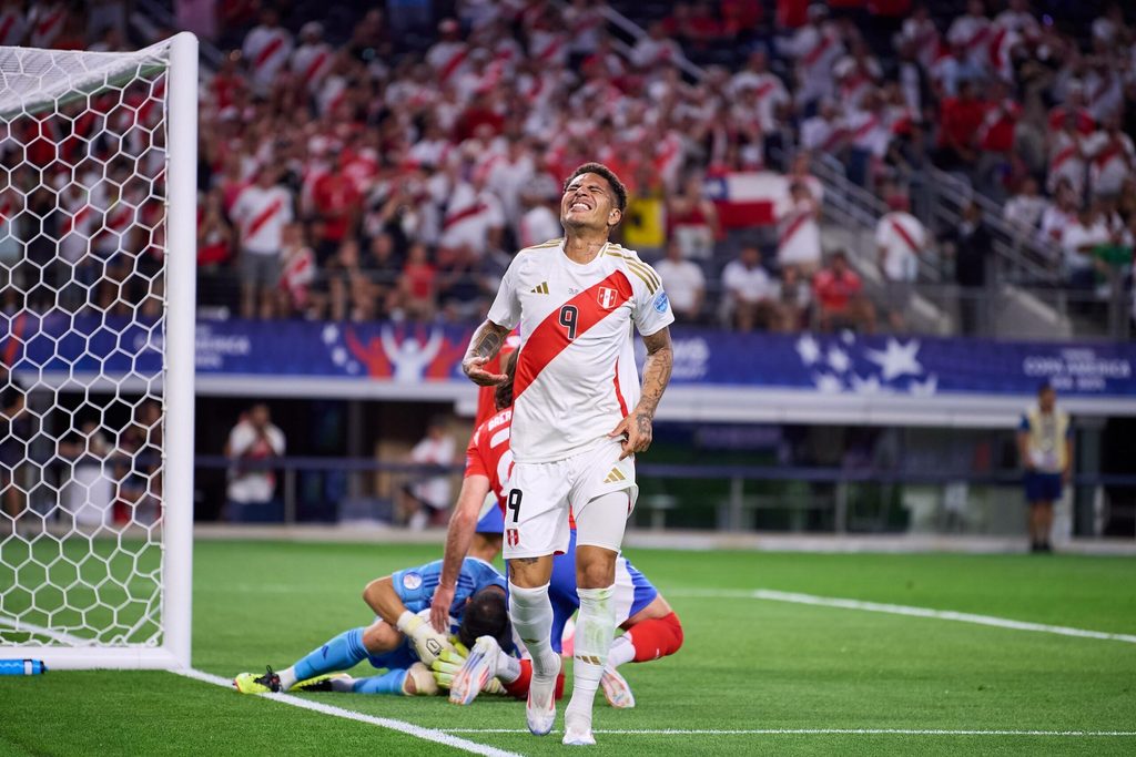 Paolo Guerrero ärgert sich über eine vergebene Torchance im Peru-Trikot