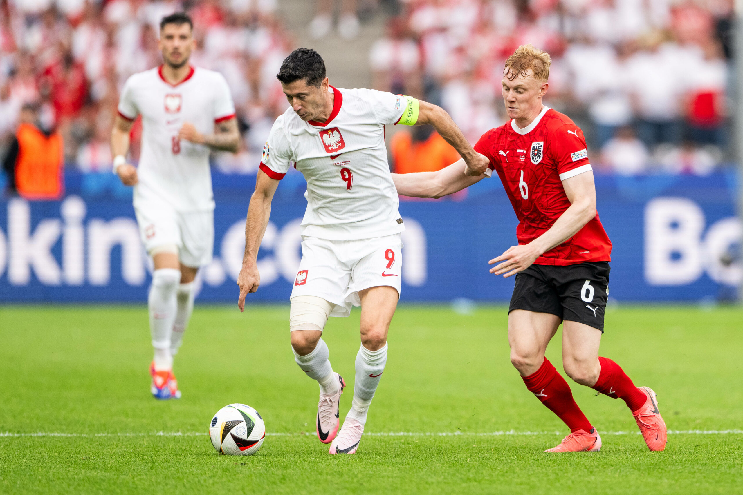 Robert Lewandowski im Zweikampf mit Nicolas Seiwald