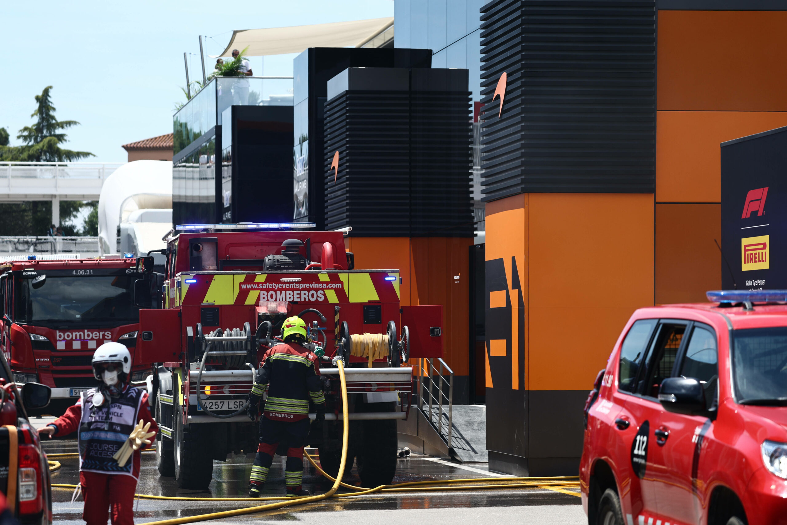 Die Feuerwehr löscht einen Brand in der Hospitality von McLaren