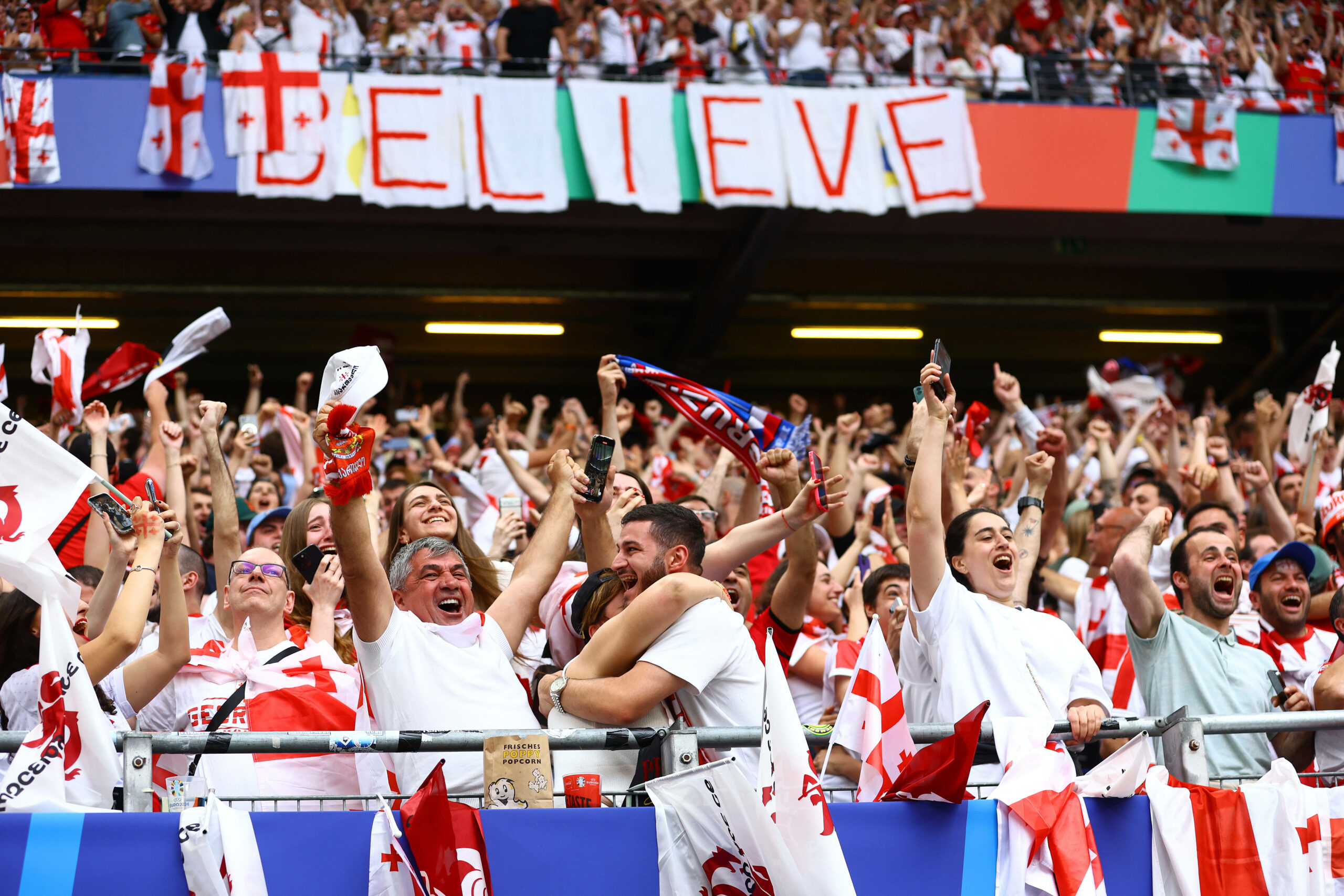 Georgiens Fans feiern das Tor ihrer Mannschaft in Hamburg