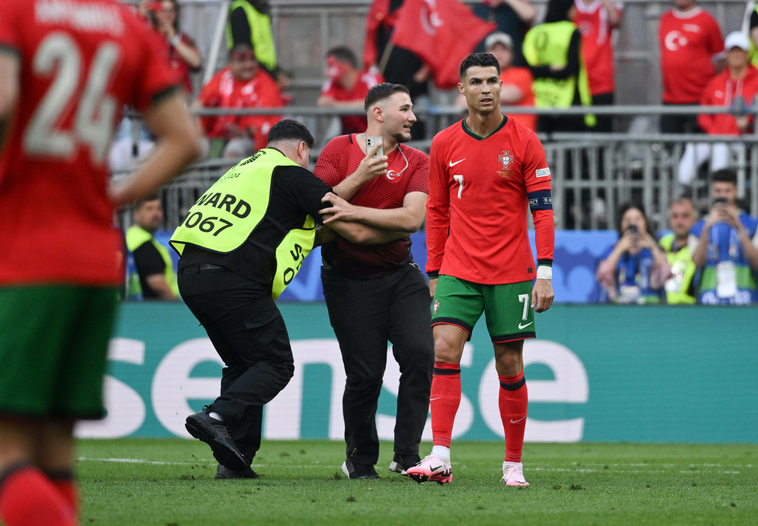 Flitzer versucht, Selfie mit Ronaldo zu machen