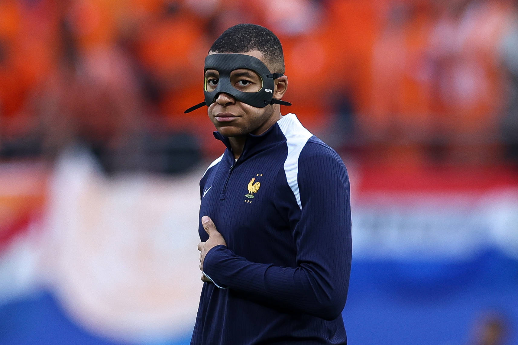 Frankreich-Stürmer Kylian Mbappé mit Maske
