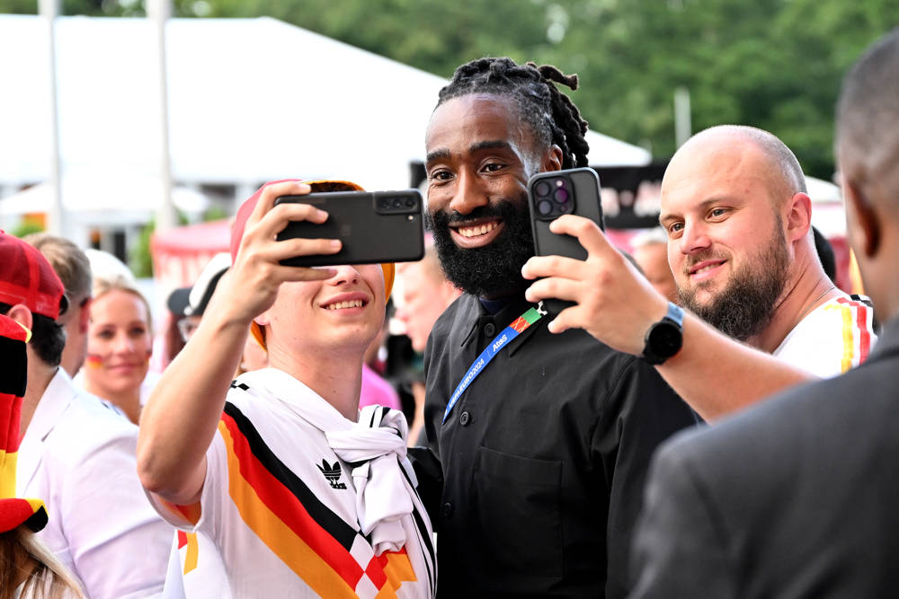 Johan Djourou erfüllt bei der EM einen Selfie-Wunsch