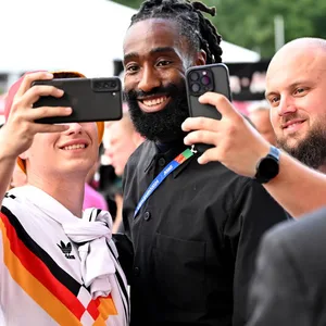 Johan Djourou erfüllt bei der EM einen Selfie-Wunsch