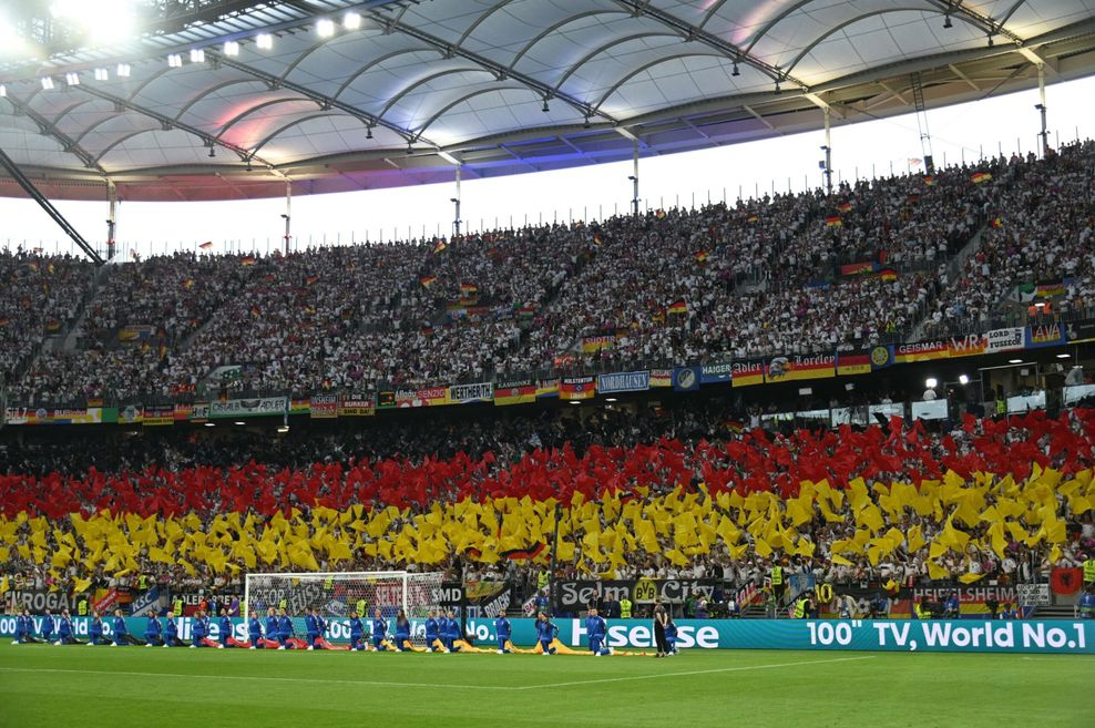 Die deutsche Fankurve beim Gruppenspiel gegen die Schweiz