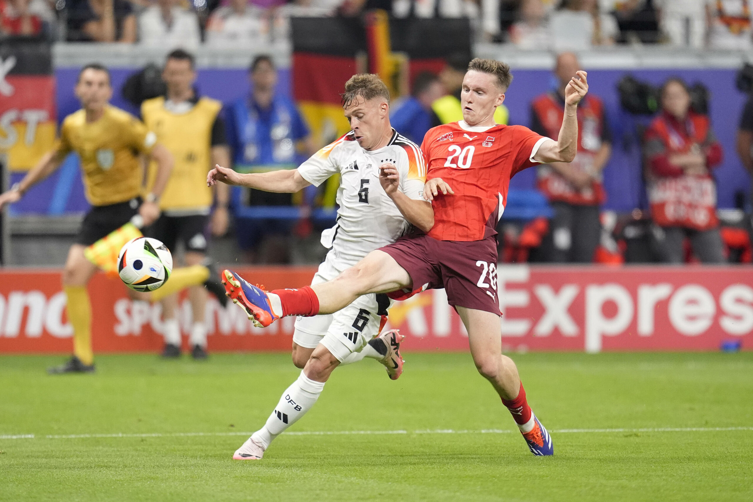 Jo Kimmich im Zweikampf mit Michel Aebischer