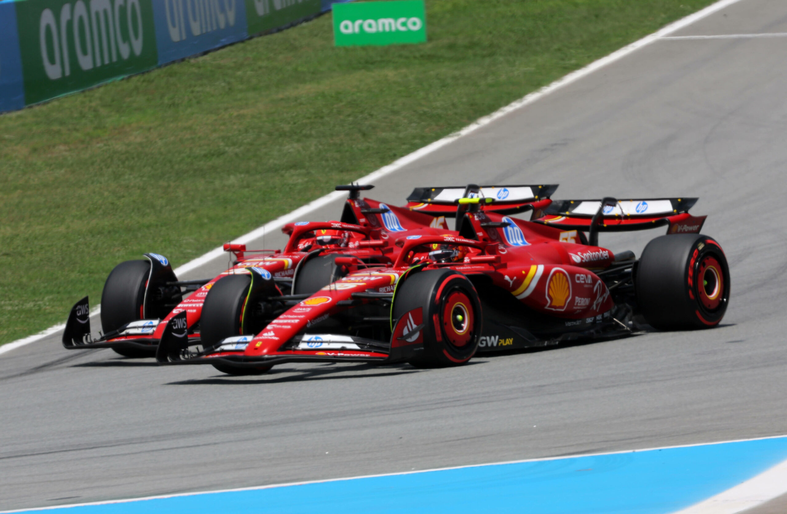 Sainz und Leclerc crashen sich fast nach einer Berührung