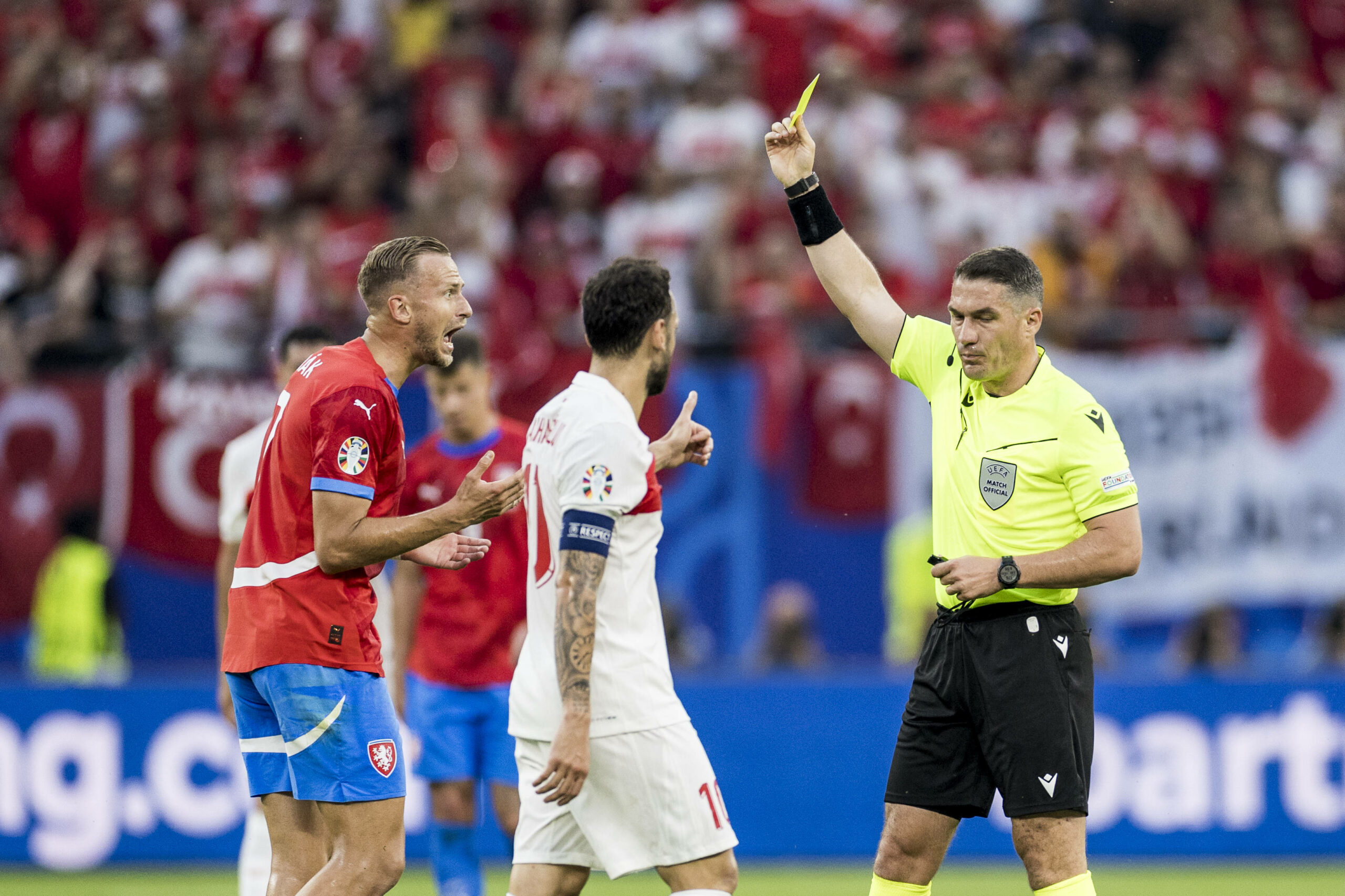 Schiedsrichter Istvan Kovacs verteilt gelbe Karte beim Spiel Tschechien gegen die Türkei