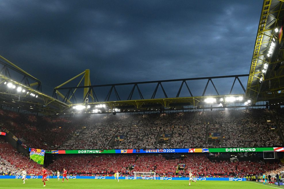 Dunkle Wolken über dem Signal-Iduna-Park.