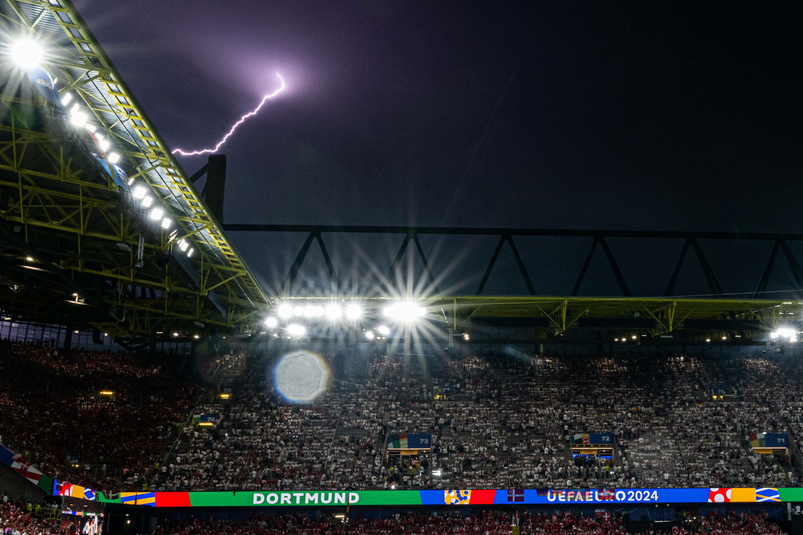 Ein Blitz über dem Dortmunder Stadion