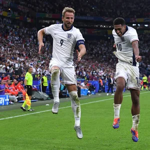 Die englischen Torschützen: Harry Kane (l.) und Jude Bellingham feixen nach dem 2:1 gegen die Slowaken.