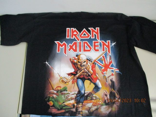 Auch T-Shirts der Bands „Iron Maiden“ und „AC/DC“ wurden vernichtet.