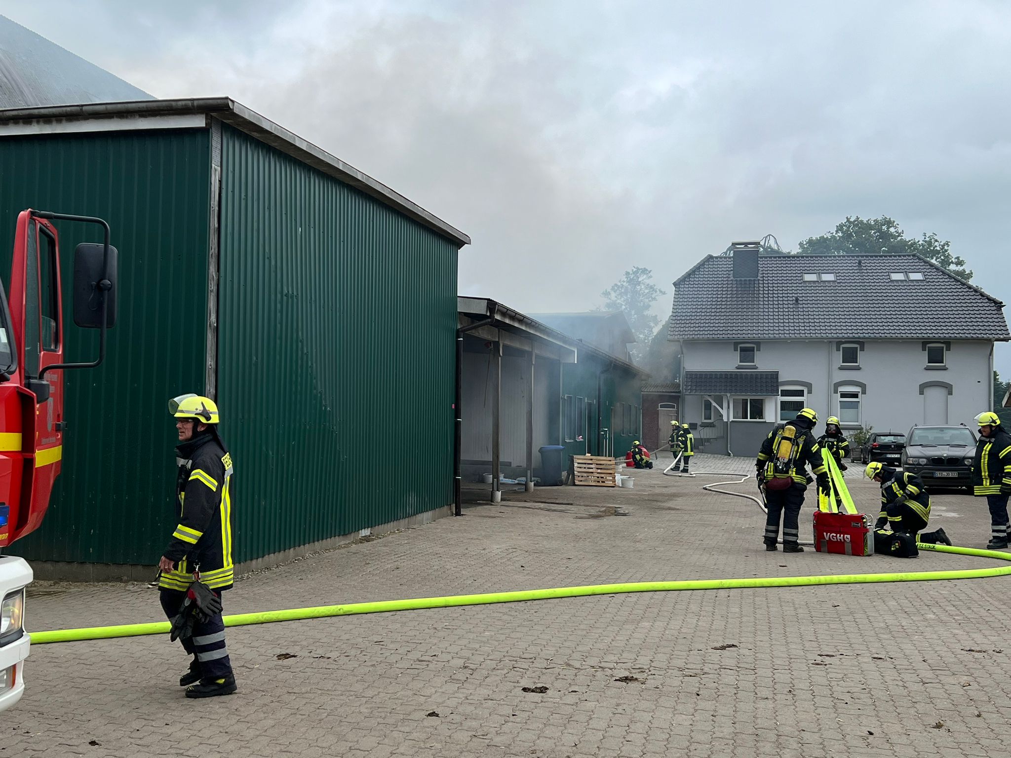 Das Feuer brach auf einem Hof in dem Ort Assel aus.