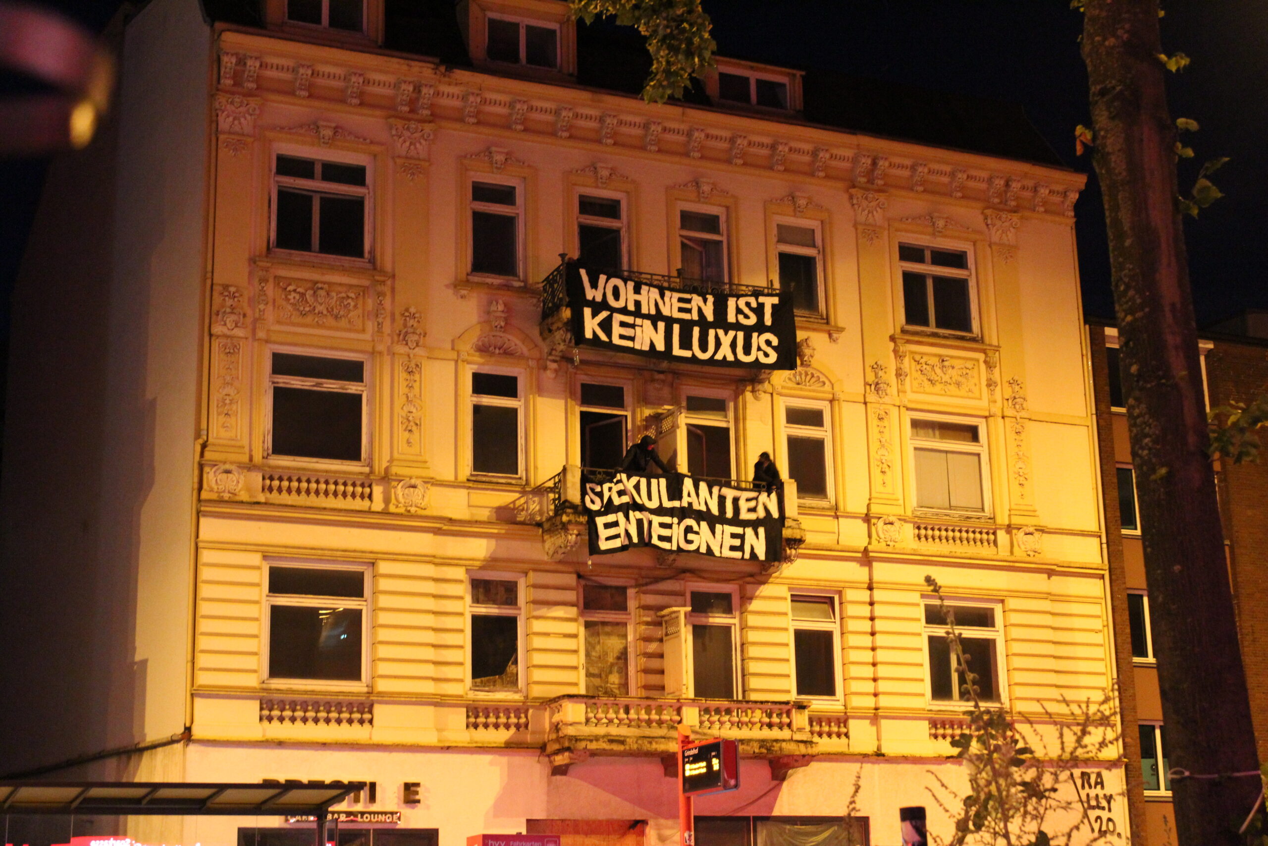 Mitglieder einer Studierenden-Gruppe besetzten in der Nacht zum Montag die Grindelallee Nummer 80.