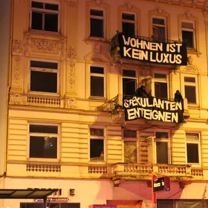 Mitglieder einer Studierenden-Gruppe besetzten in der Nacht zum Montag die Grindelallee Nummer 80.