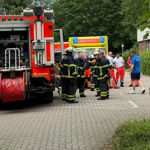 Rettungskräfte vor dem Schwimmbad.