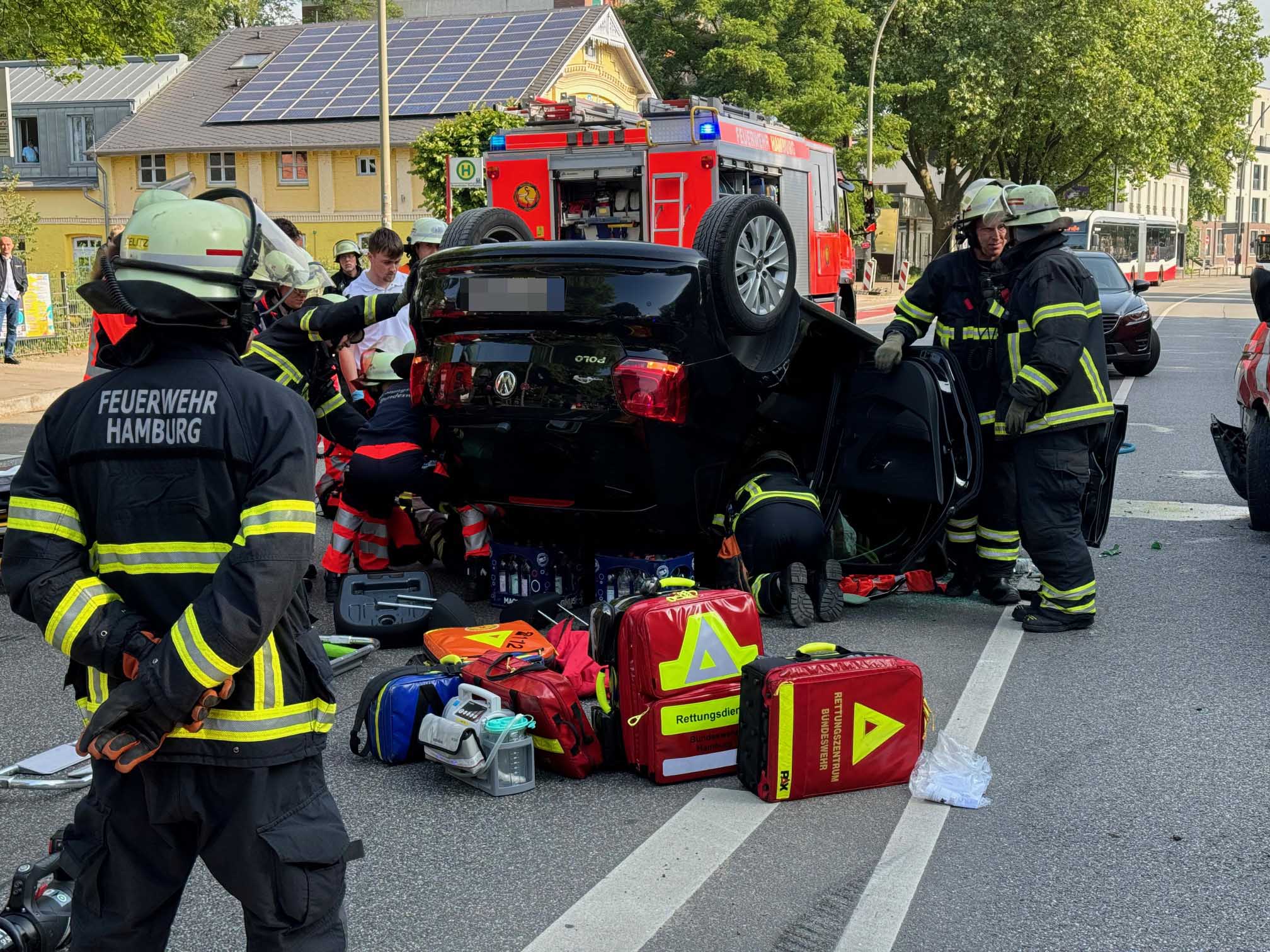 Drei Verletzte bei schwrem Unfall in Bramfeld – Pkw flog auf Dach