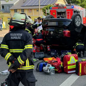 Drei Verletzte bei schwrem Unfall in Bramfeld – Pkw flog auf Dach