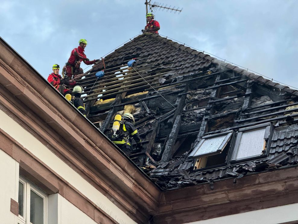 Der Dachstuhl der Schule wurde durch die Flammen zerstört.