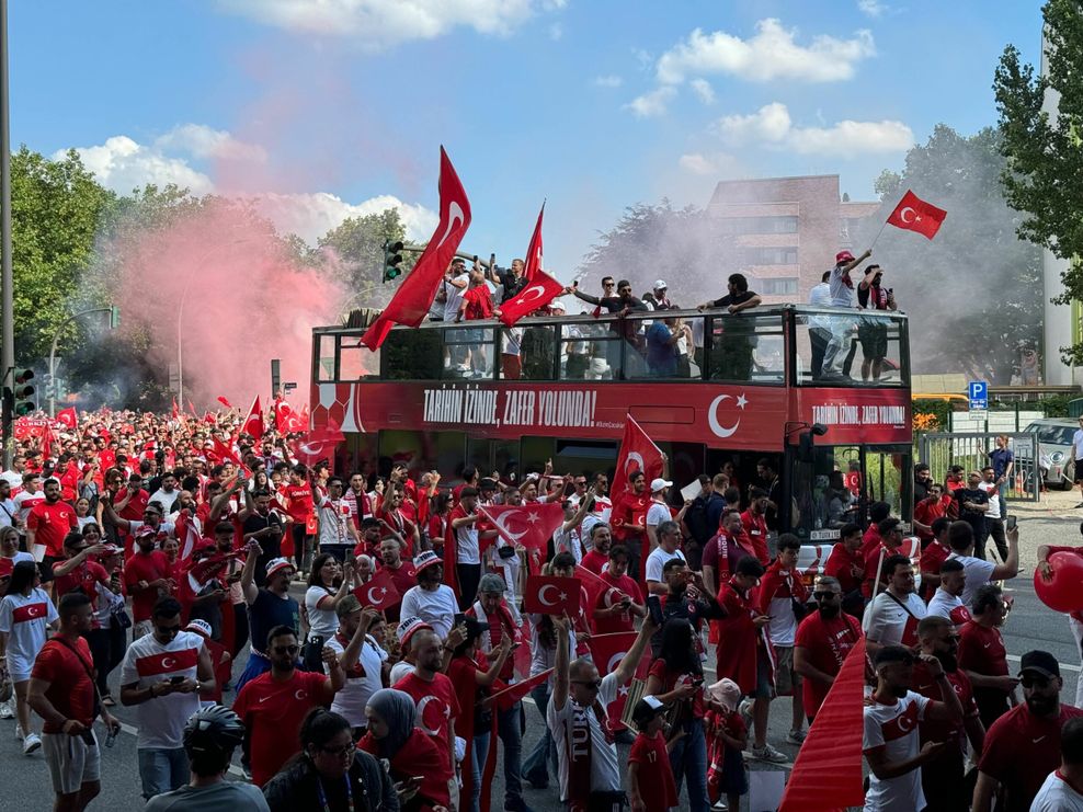 Rot-weiße Party in Stellingen! Der türkische Fan-Marsch setzt sich in Bewegung – vorne voran fährt der Doppeldeckerbus.