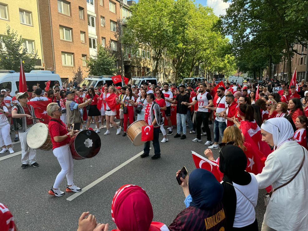 Gesang, Halay-Tanz, Trommelspiel: Türkische Fans sorgen für Mega-Stimmung auf dem Kiez.