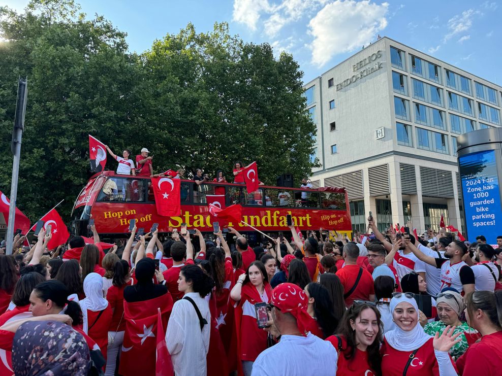 Der türkische Fanzug hat die Reeperbahn erreicht.