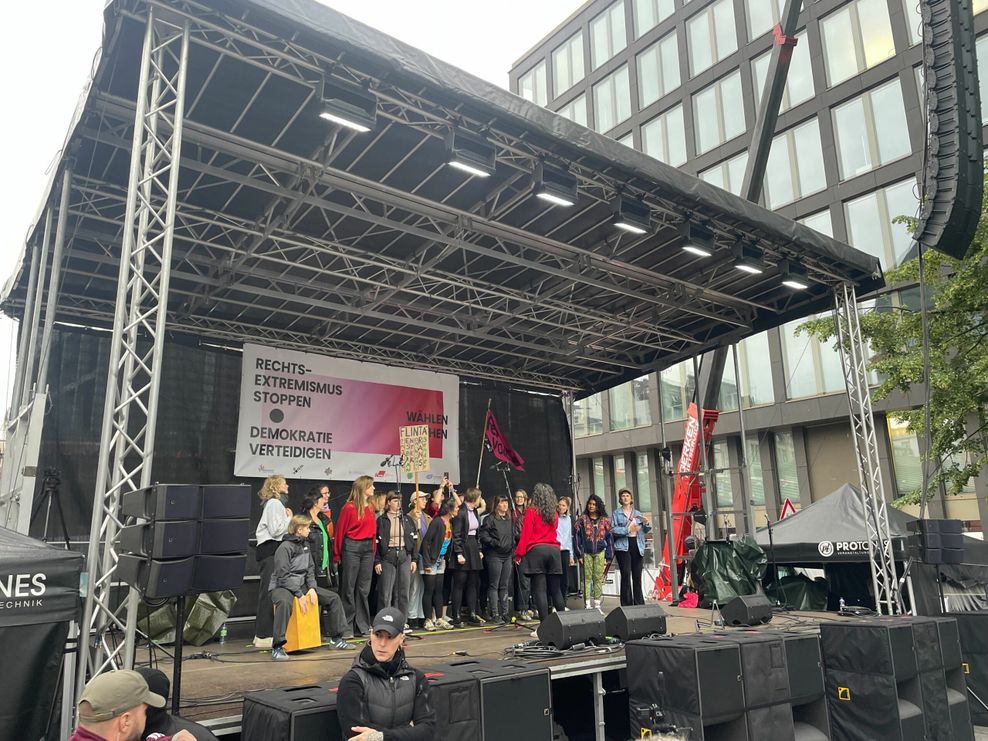 Die „female voices“ aus Wilhelmsburg auf der Bühne am Rödingsmarkt.