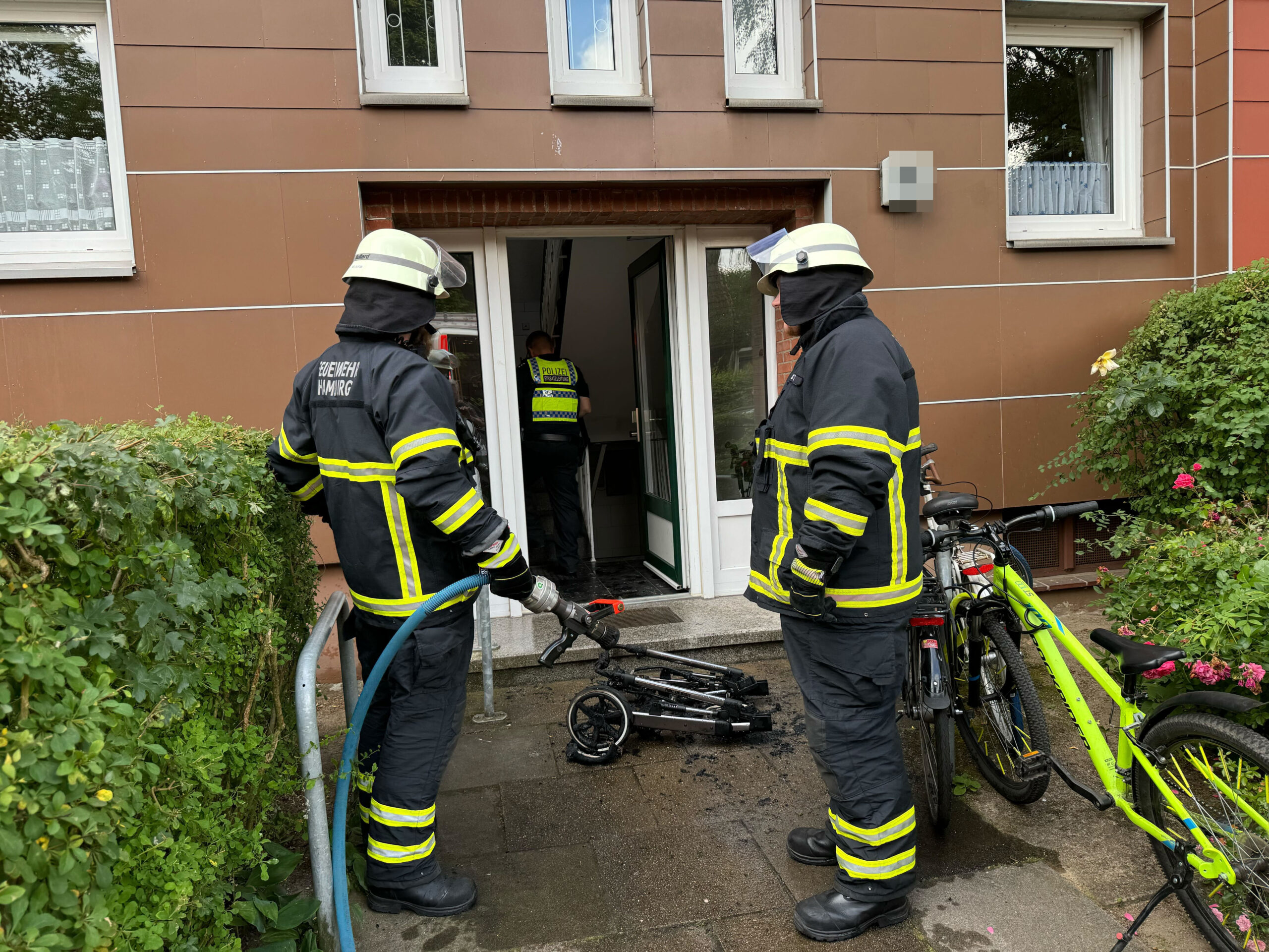 In Rahlstedt: Kinderwagen brennt in Treppenhaus – Kind verletzt in Klinik