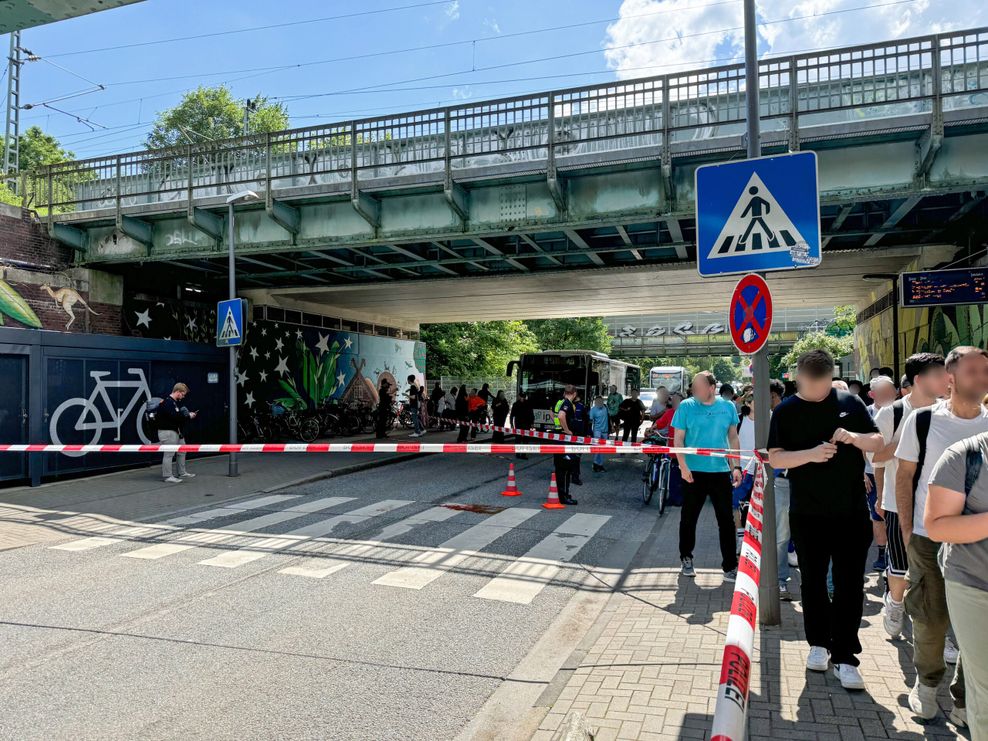 Drama vor Hamburger Bahnhof: Mann wird von Bus erfasst – Lebensgefahr