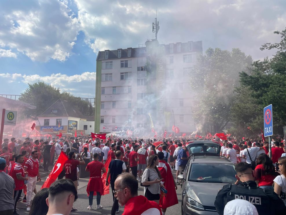 Rot-weiße Party in Stellingen. Tausende Türkei-Fans bereiten sich auf de Fan-Marsch zum Stadion vor.