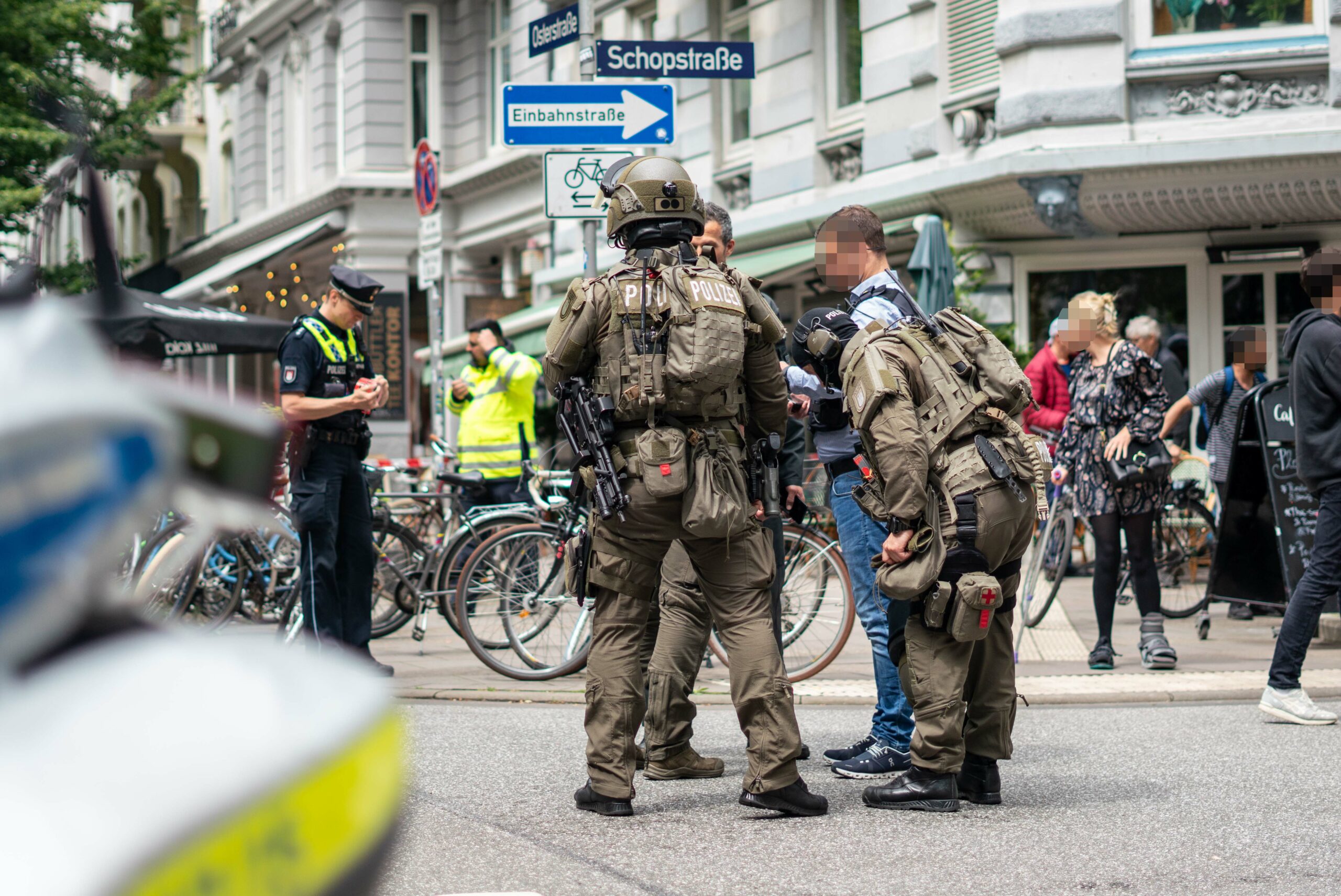 Beamte einer Spezialeinheit machen sich für den Einsatz bereit.