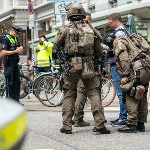 Beamte einer Spezialeinheit machen sich für den Einsatz bereit.